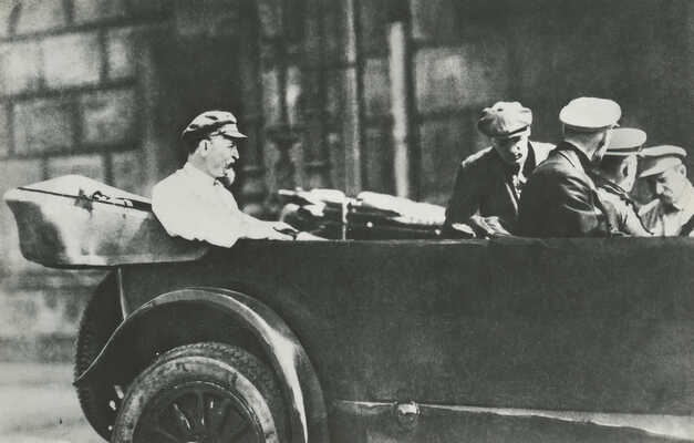 Комплект фотооткрыток «Ф.Э. Дзержинский». М.: Планета, 1985.